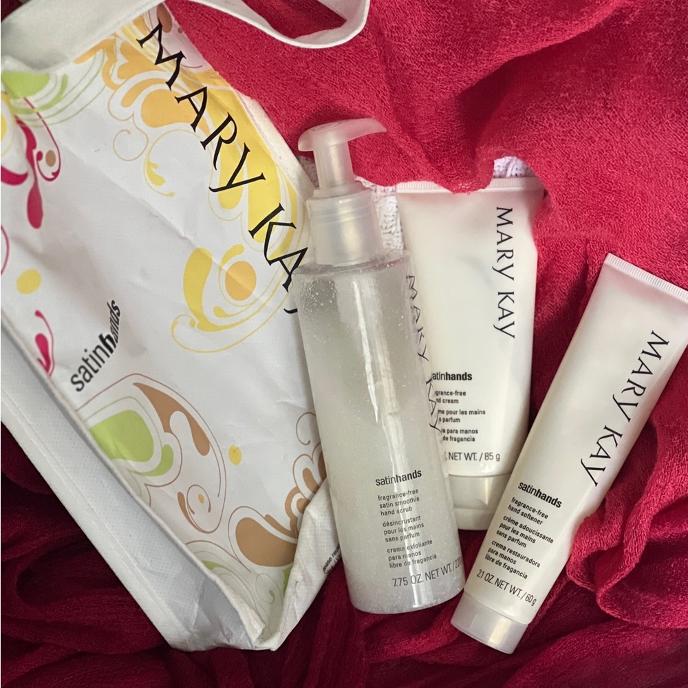 Mary Kay Satin Hands Pampering Set with White and Cream Accents